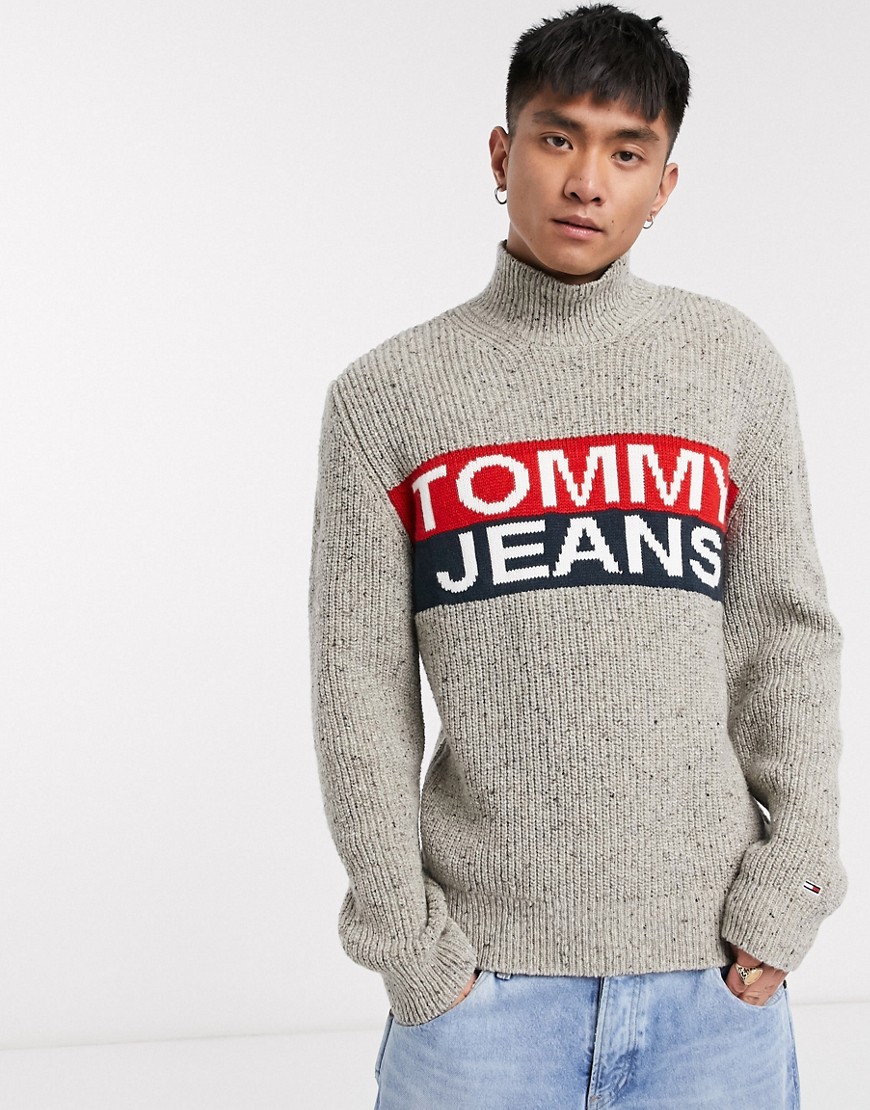 Tommy Jeans – Gräddvit stickad tröja med panellogga och polokrage