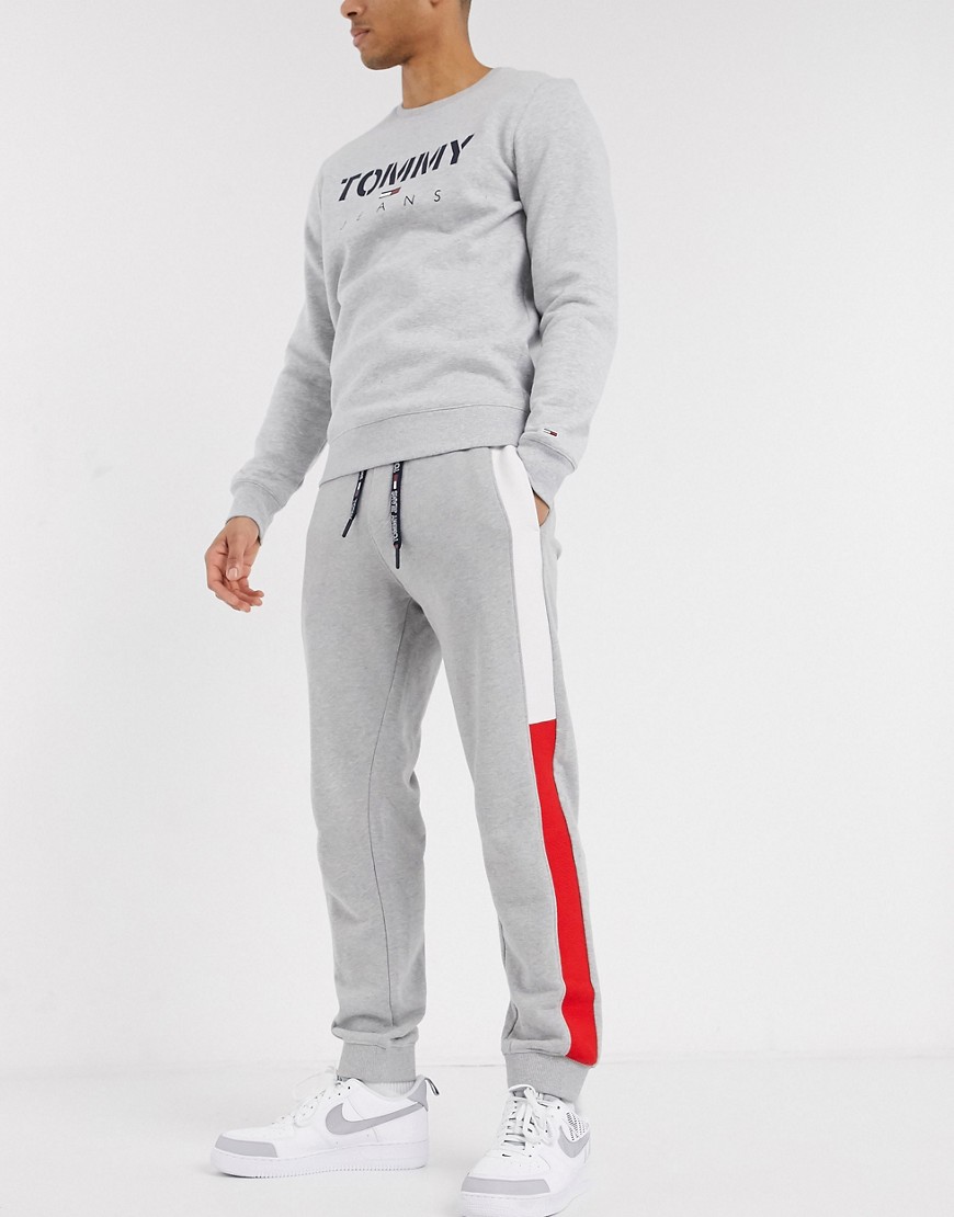 Tommy Jeans - Gråmelerede joggingbukser med jacquard-flag og manchetter
