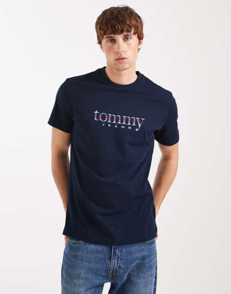Tommy Jeans – Granatowy dopasowany T-shirt z grafiką z gradientowym logo na środku - view 1