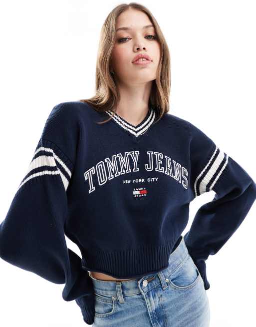 Tommy Jeans – Granatowy krótki sweter z dekoltem w szpic w uczelnianym stylu