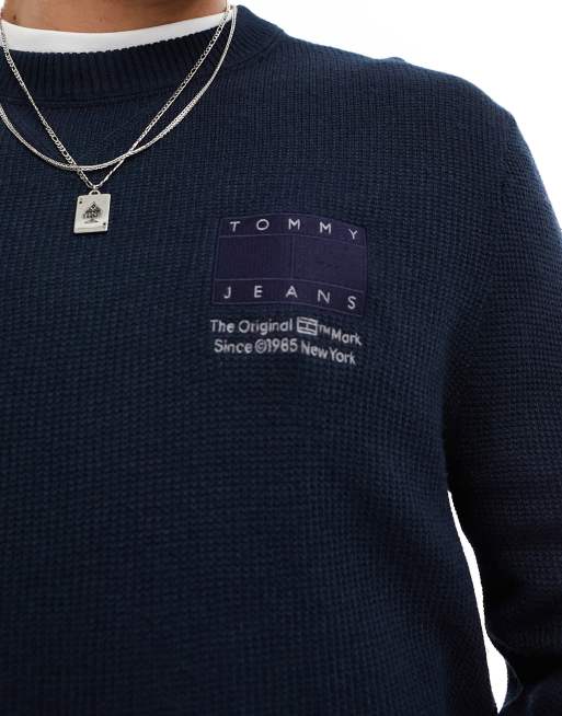 Tommy Jeans – Granatowy sweter o regularnym kroju z logo z flagą, 3 z 4