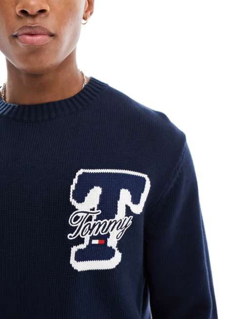 Tommy Jeans – Granatowy sweter o regularnym kroju z logo z literą, 2 z 4