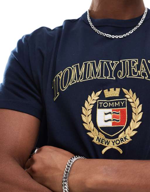 Tommy Jeans – Granatowy T-shirt ze złotym logo z herbem, 2 z 4