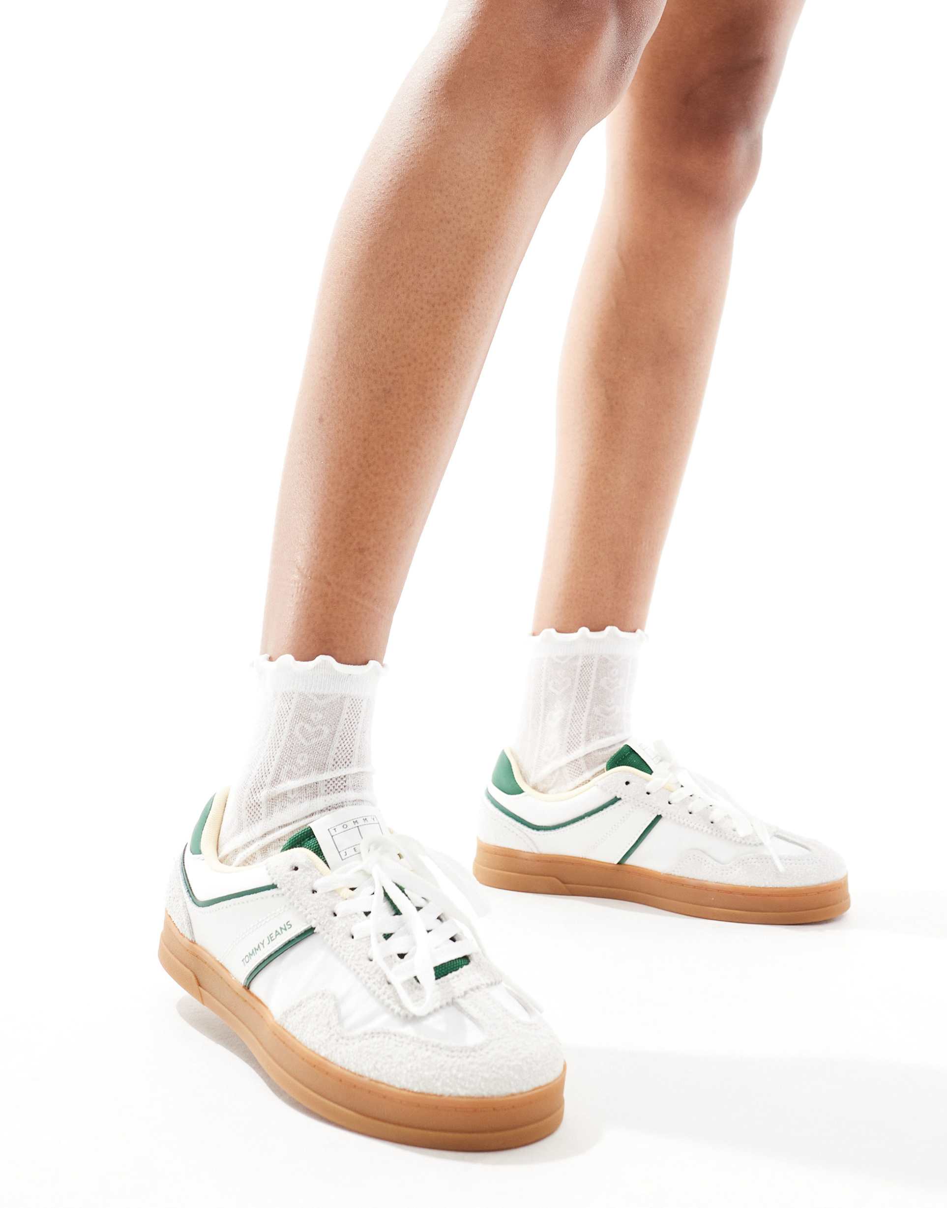 tommy jeans greenwich low sneakers with rubber sole in off white and green