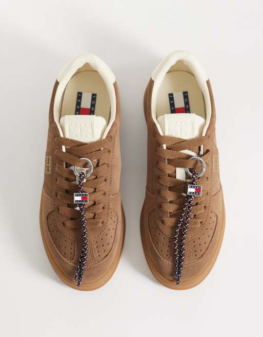 Tommy Jeans Greenwich max real suede trainers in tan, 2 of 5