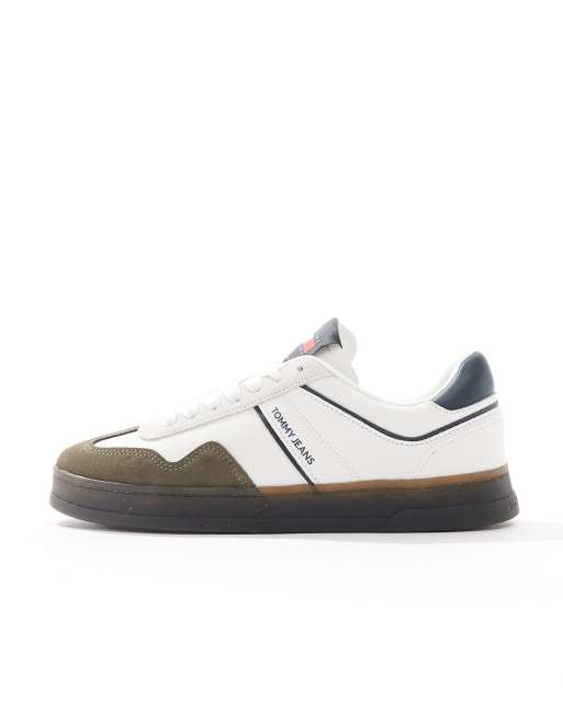 Tommy Jeans greenwich retro trainers with gum sole in white, 2 of 5