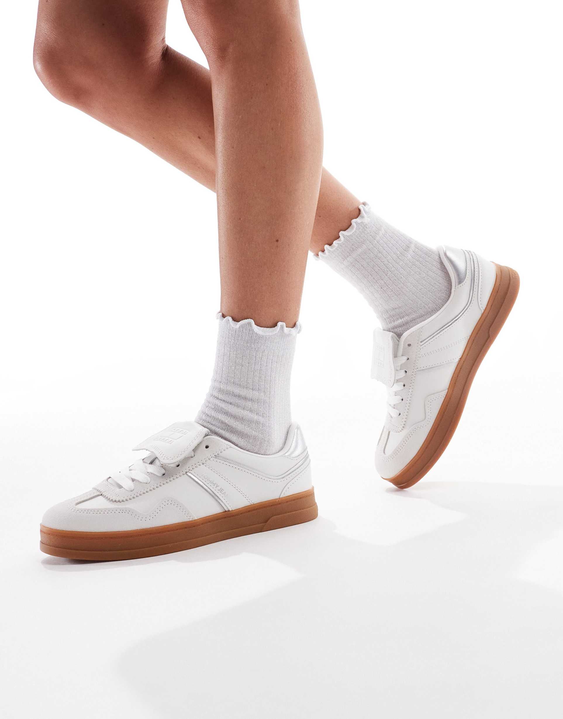 tommy jeans greenwich sneakers with gum soles in white and silver