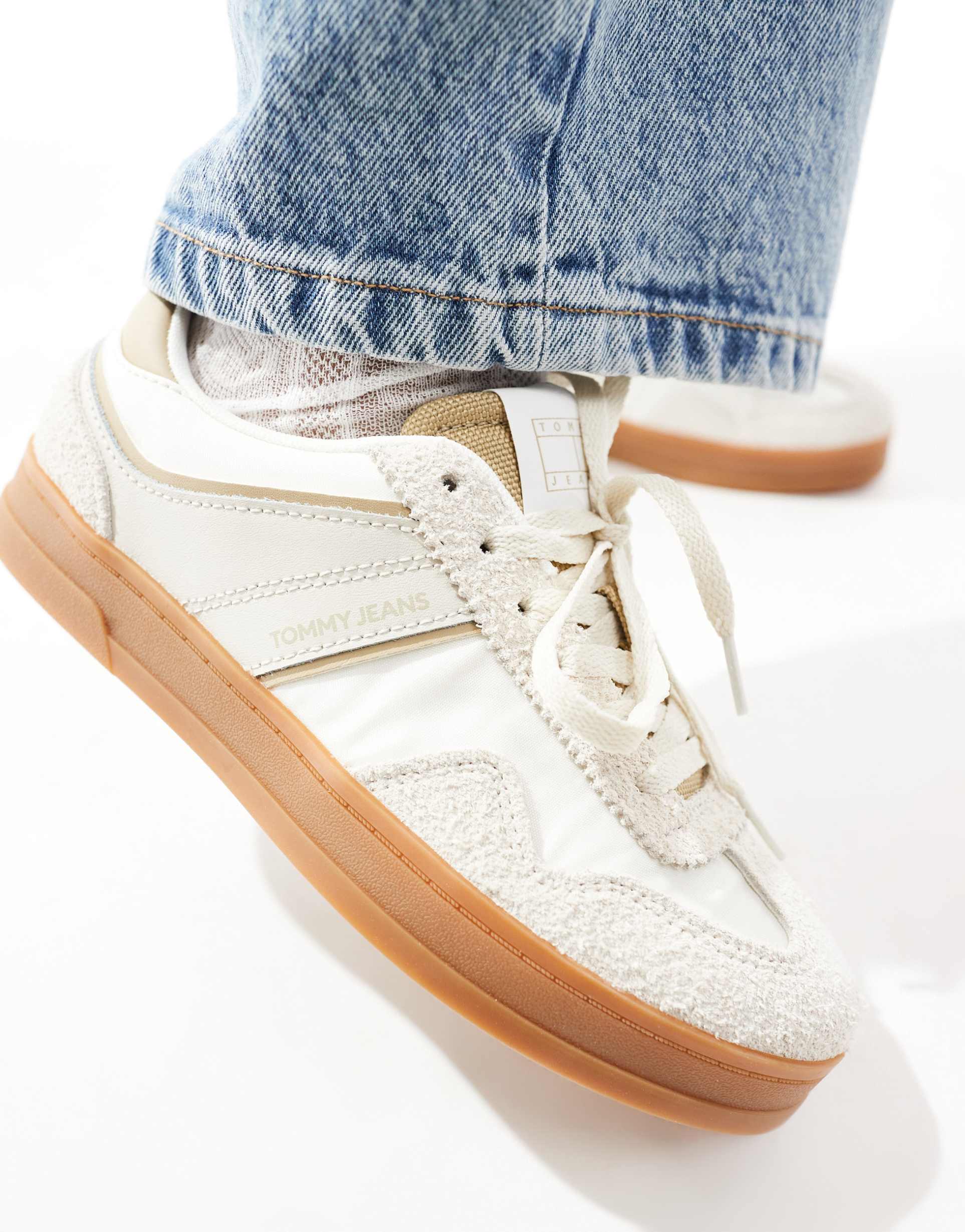 tommy jeans greenwich suede sneakers with gum sole in off white and gold