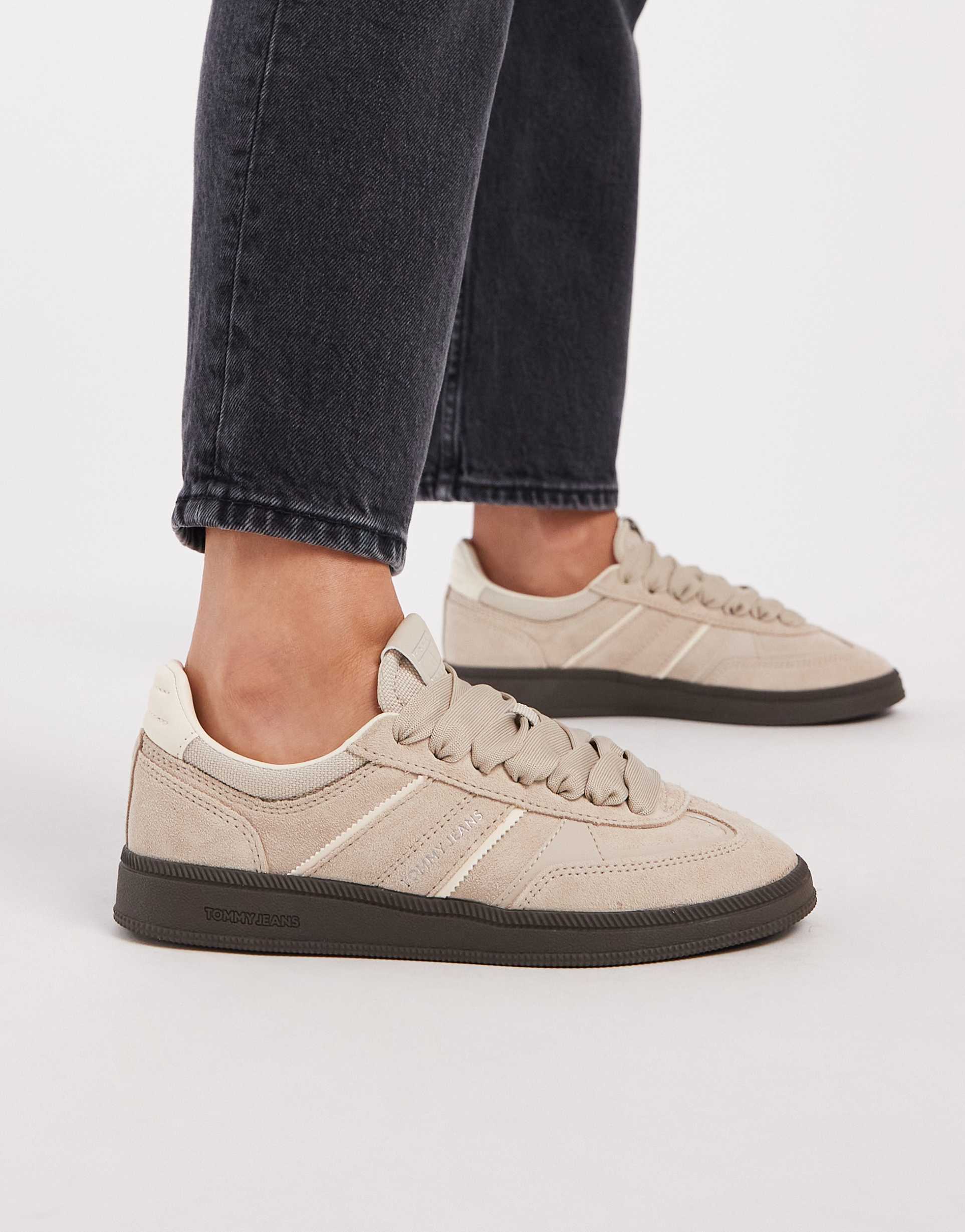 tommy jeans greenwich suede sneakers with ribbon laces in sand