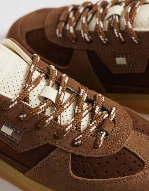 Tommy Jeans Greenwich suede trainers in brown, 3 of 5