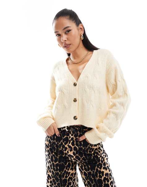 Tommy Jeans – Grobstrickjacke in Buttergelb mit Zopfmuster - view 1