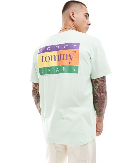 Tommy Jeans – Grön t-shirt i regular fit med flagglogga