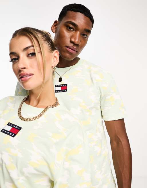Tommy Jeans – Gul, kamouflagemönstrad t-shirt i unisex-modell med flagglogga