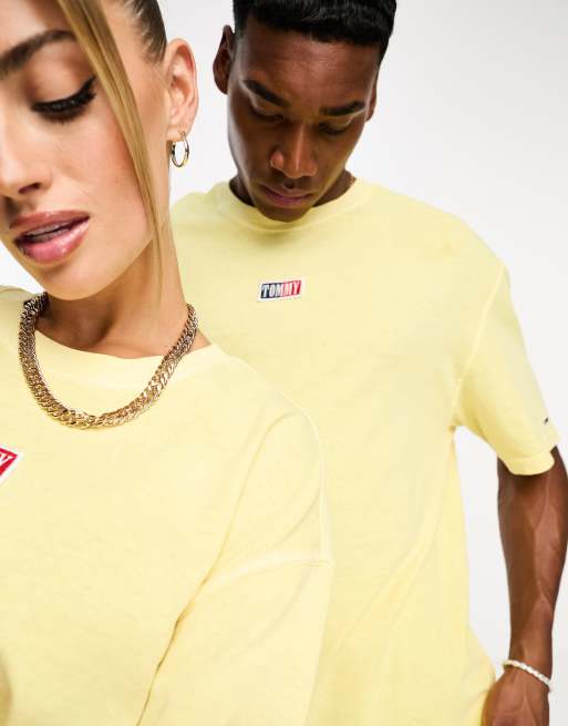 Tommy Jeans – Gul t-shirt med centrerad skate-logga i unisex-modell, 3 av 4