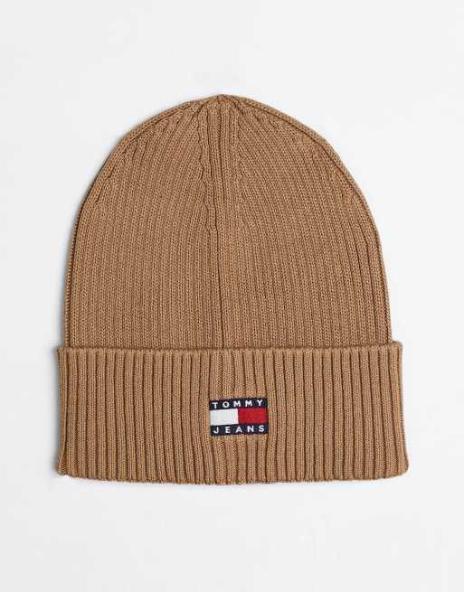 Tommy Jeans – Heritage – Gerippte Strickmütze in Hellbraun mit Aufnäher