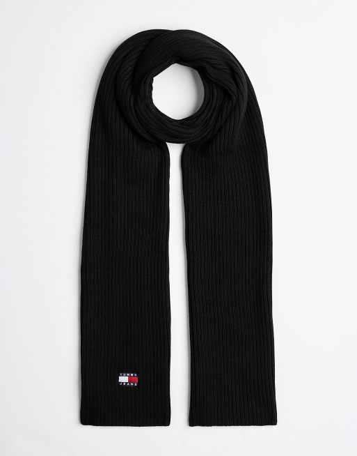 Tommy Jeans – Heritage – Gerippter Strickschal in Schwarz mit Aufnäher