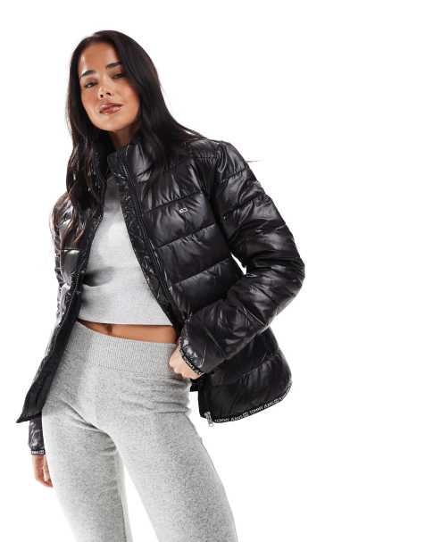 Tommy Jeans – Hochglänzende Pufferjacke in Schwarz - view 1