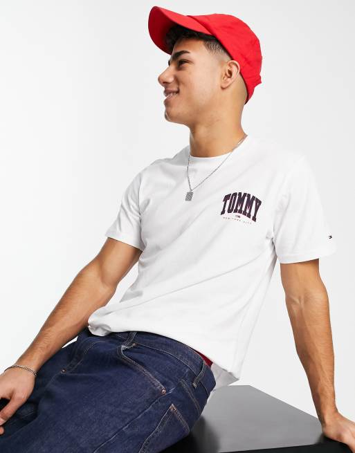 Tommy Jeans - Hvid T-shirt med college-logo på brystet