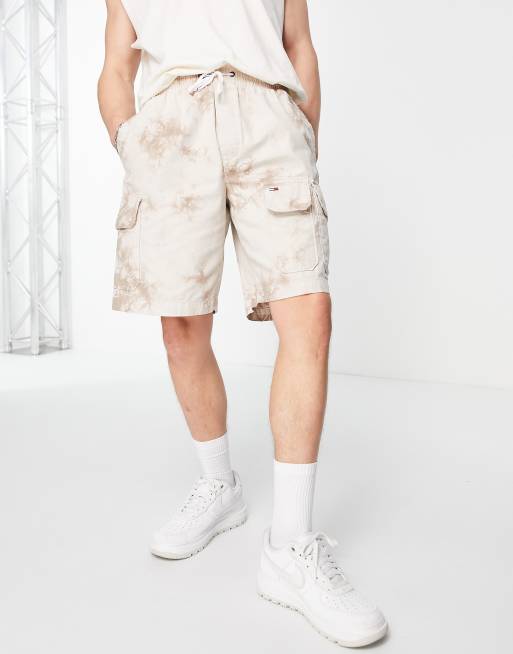 Tommy Jeans in esclusiva per ASOS - Collegiate Capsule - Pantaloncini cargo in twill tie-dye multicolore con cintura
