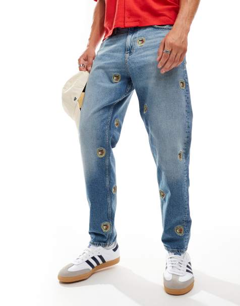 Tommy Jeans - Isaac - Afslappede og tapered jeans i mellemvask med våbenskjoldsdetalje - view 1