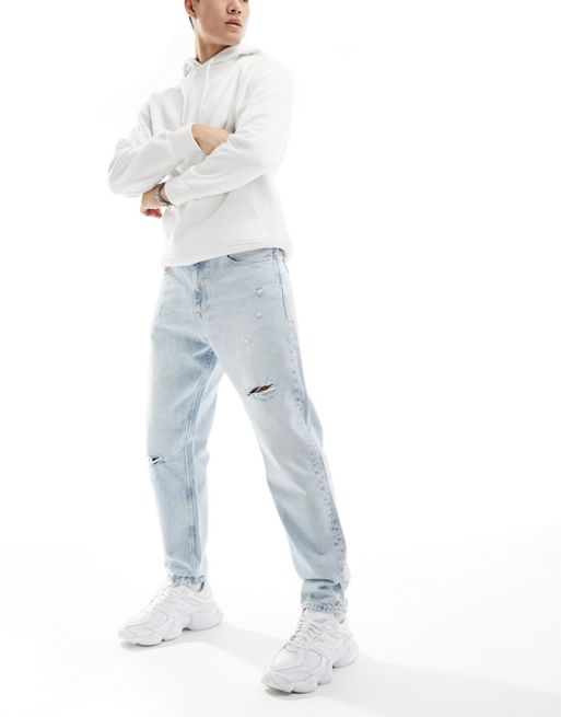 Tommy Jeans – Isaac – Avsmalnande jeans med avslappnad passform och ljus tvätt, del av set