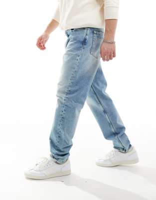 Tommy Jeans – Isaac – Lässig geschnittene, schmal zulaufende Jeans in heller Waschung
