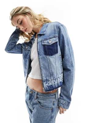 Tommy Jeans - Izzie - Jeansjacke in mittlerer Waschung mit schmalem Schnitt und Reißverschluss-Blau