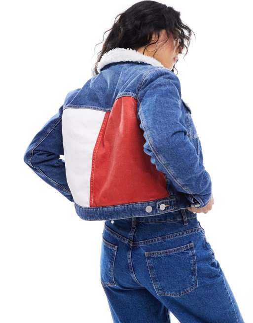 Tommy Jeans – Izzie – Niebieska dopasowana kurtka jeansowa z kożuszkiem i motywem flagi