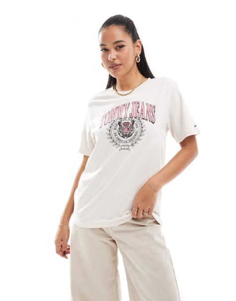 Tommy Jeans – Jasnobeżowy T-shirt oversize z logo w uczelnianym stylu z motywem tygrysa - view 1
