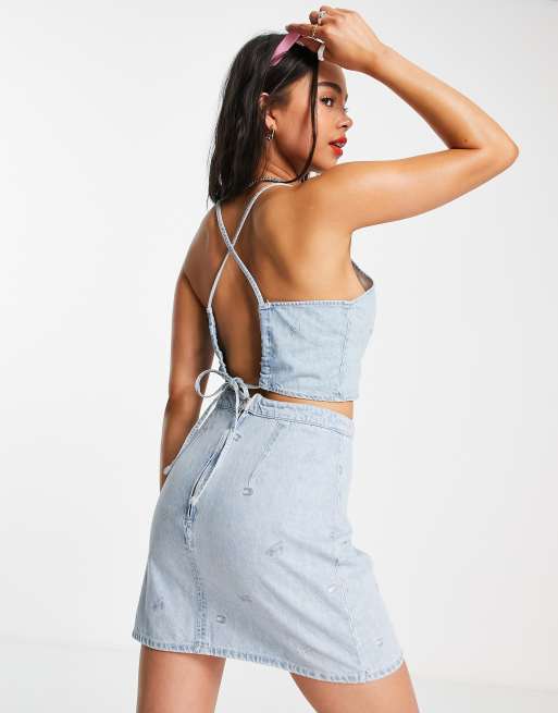 Tommy Jeans – Jasnoniebieski wiązany na plecach bawełniany jeansowy top we wzór na całej powierzchni - LBLUE