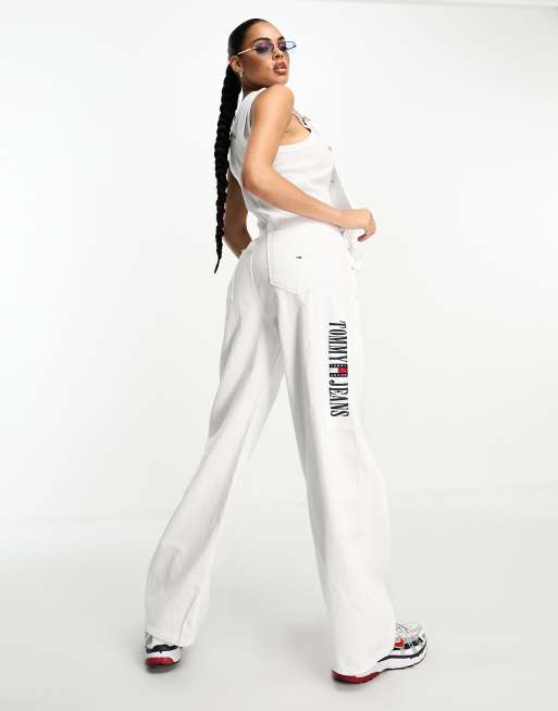 Tommy Jeans – Jeans-Latzhose in Weiß 