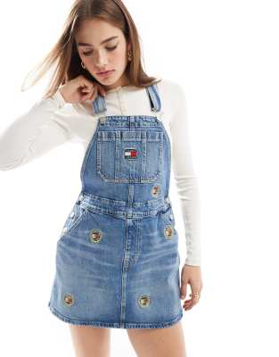 Tommy Jeans - Jeans-Latzkleid in mittlerer Waschung mit Wappenlogos-Blau