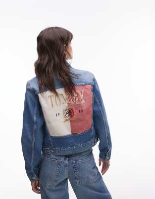 Tommy Jeans - Jeansjacke in mittelblauer Waschung mit Vintage-Flagge