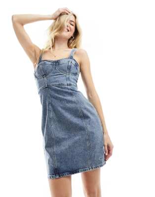 Tommy Jeans - Jeanskleid in mittlerer Waschung mit Bustier-Detail-Blau