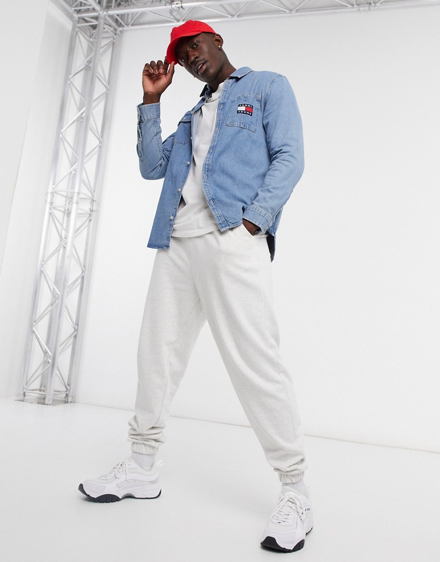 Tommy Jeans – Jeansskjorta i ljus tvätt med märke-Blå