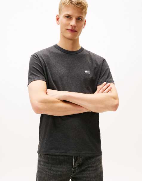 Tommy Jeans – Jersey-T-Shirt in Schwarz mit farblich abgestimmtem Tommy-Aufnäher - view 1