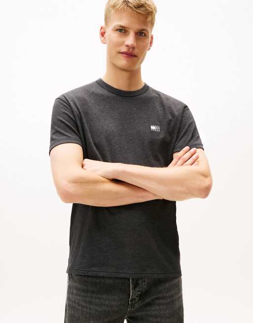 Tommy Jeans – Jersey-T-Shirt in Schwarz mit farblich abgestimmtem Tommy-Aufnäher