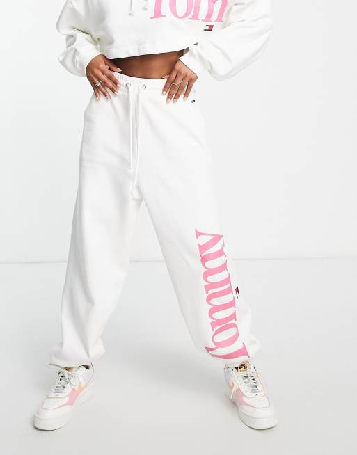 Tommy Jeans - Joggingbroek met grafisch logo in wit, deel van co-ord set