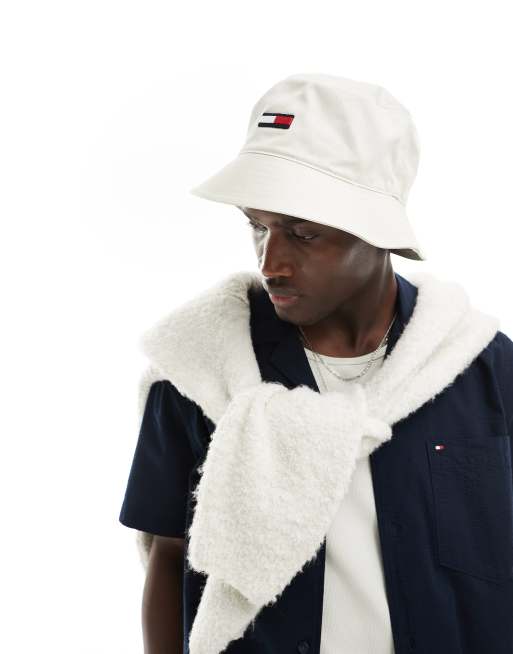Tommy Jeans – Kapelusz typu bucket w kolorze złamanej bieli z logo z długą flagą