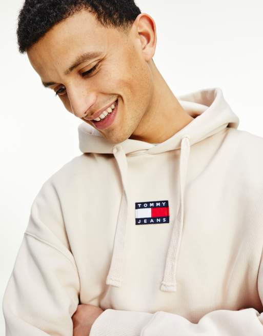 Tommy Jeans Kapuzenpullover in Stein mit mittigem Logo Aufnaher ASOS