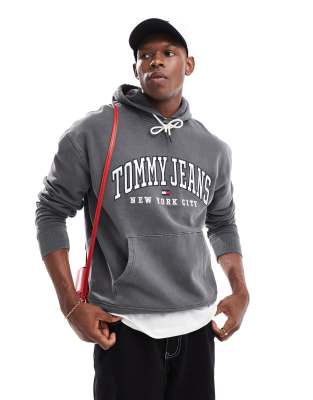 Tommy Jeans - Kapuzenpullover in verwaschenem Schwarz mit College-Logo