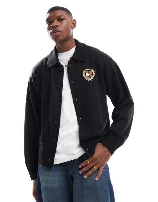 Tommy Jeans – Kastige Strickjacke in Schwarz mit Wappen-Logo - view 1
