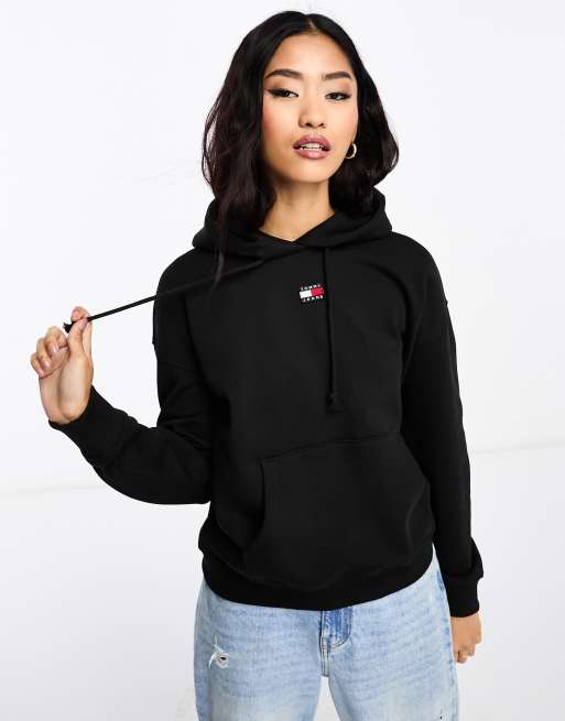 Tommy Jeans – Kastiger Kapuzenpullover in Schwarz mit kleinem Logo-Aufnäher