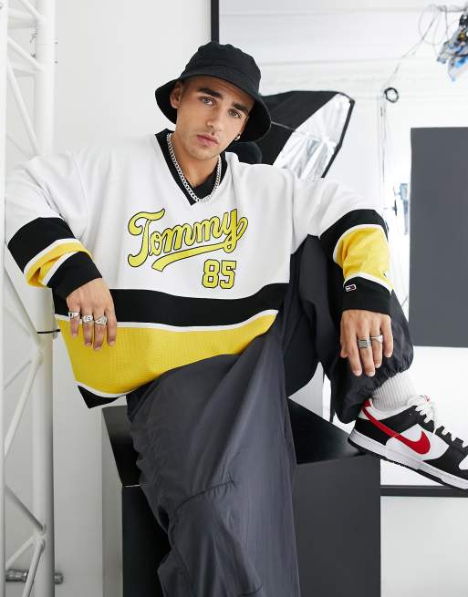 Tommy Jeans – Kastiges College-Sweatshirt in Weiß mit V-Ausschnitt