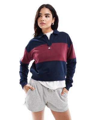 Tommy Jeans - Kastiges Rugby-Sweatshirt mit kurzem Schnitt und Streifen in Marineblau und Burgunderrot