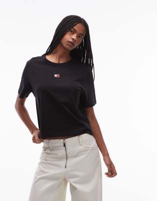 Tommy Jeans - Kastiges T-Shirt in Schwarz mit mittigem Logo-Aufnäher