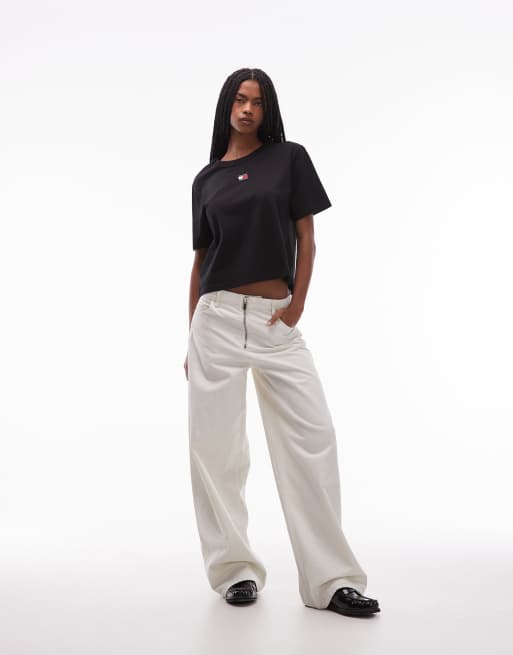 Tommy Jeans – Kastiges T-Shirt in Schwarz mit mittigem Logo-Aufnäher, 3 von 4