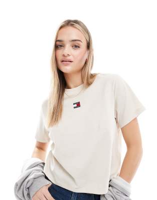 Tommy Jeans - Kastiges T-Shirt in Weiß mit Logoaufnäher