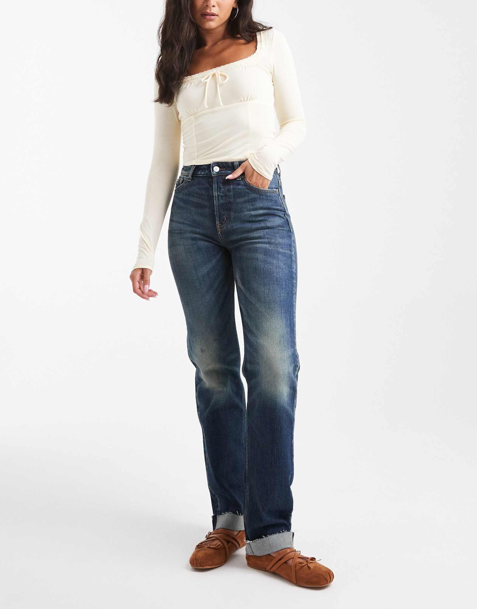 Джинсы Tommy Jeans Kira средней посадки с узкими прямыми штанинами и манжетами темного цвета