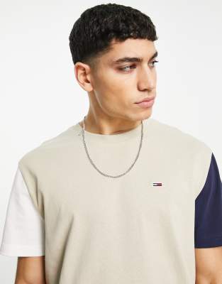 Tommy Jeans – Klassisch geschnittenes T-Shirt in Beige mit Logo und  Kontrastärmeln | ASOS